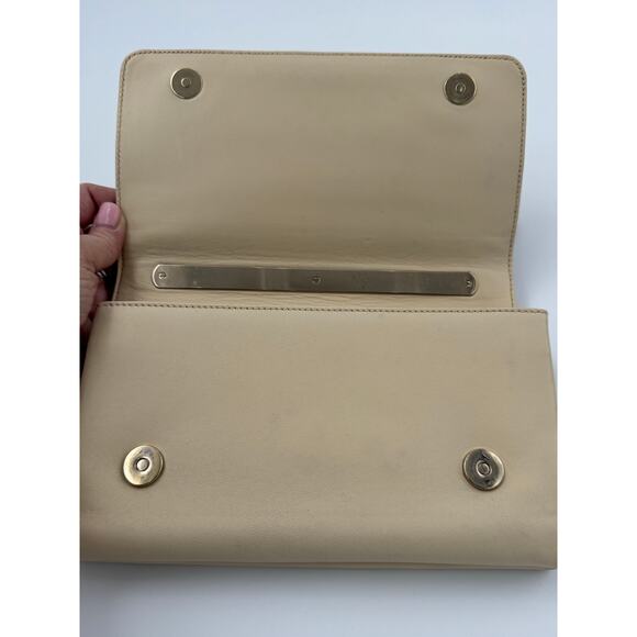 Valentino Garavani Rockstud Flap Shoulder Bag in Nude Leather with Gold - Picture 4 of 8